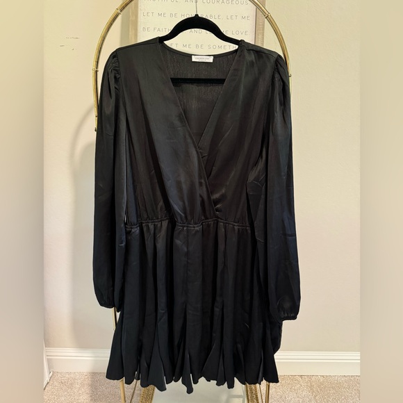Chic Soul NWOT Satin looking black knee length dress - Picture 3 of 3